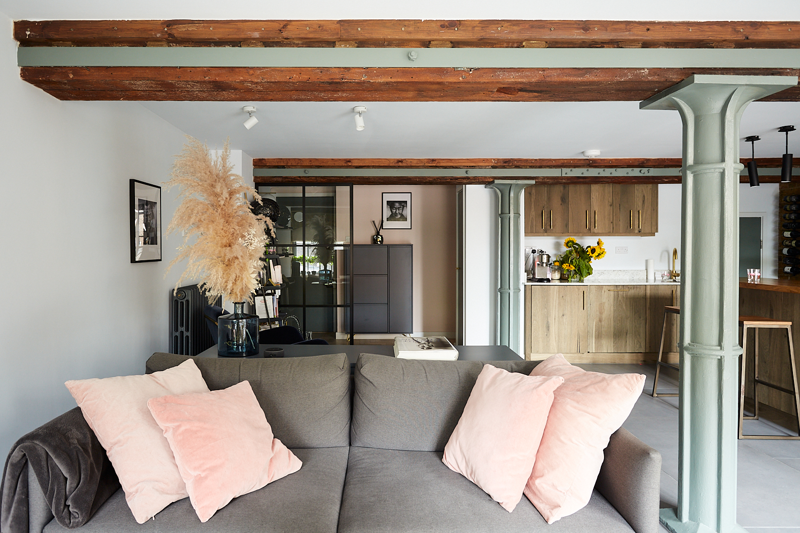 salon et cuisine équipée loft avec verrières salon et cuisine équipée loft avec verrières