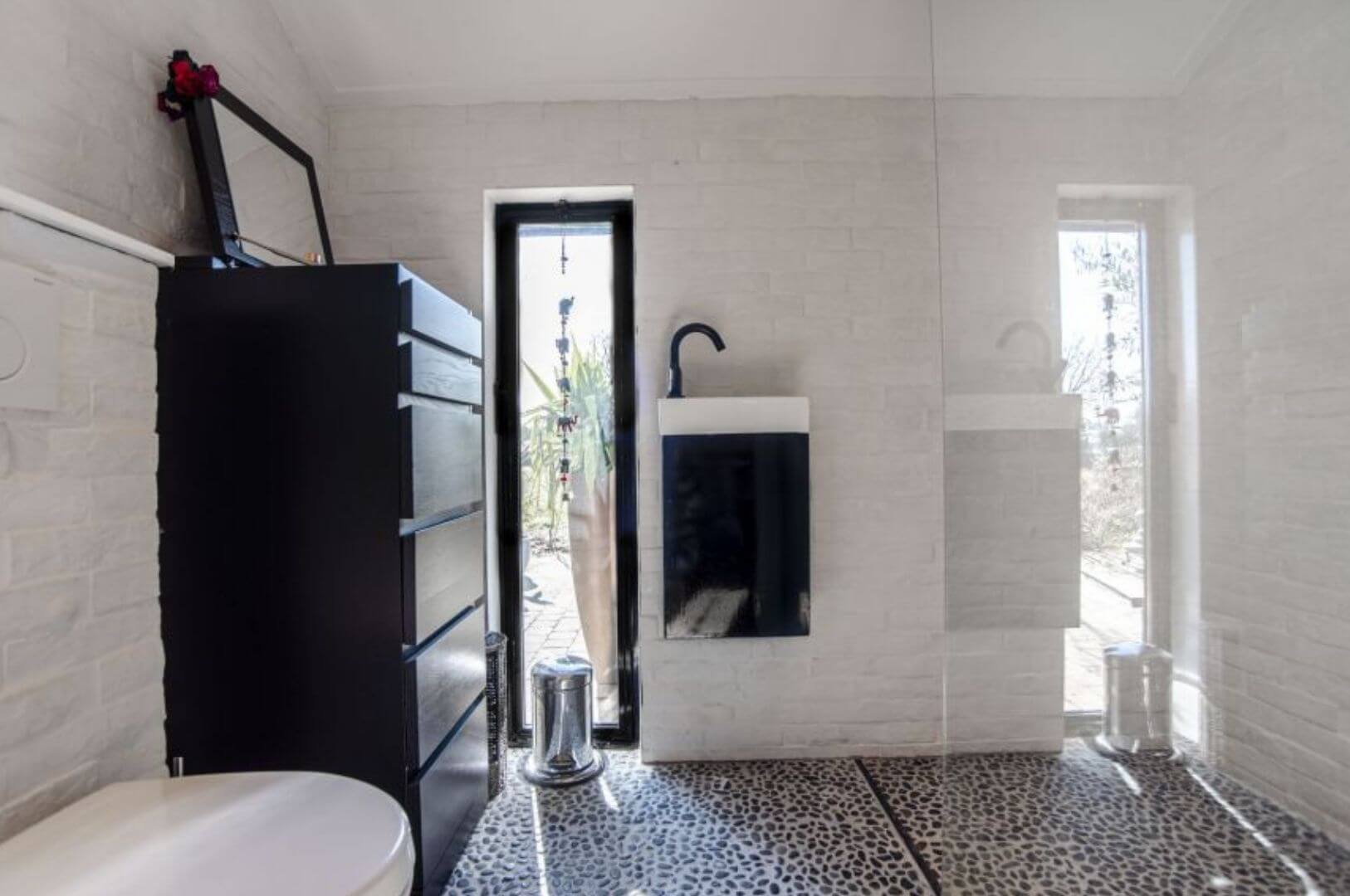 salle de bain sol cailloux