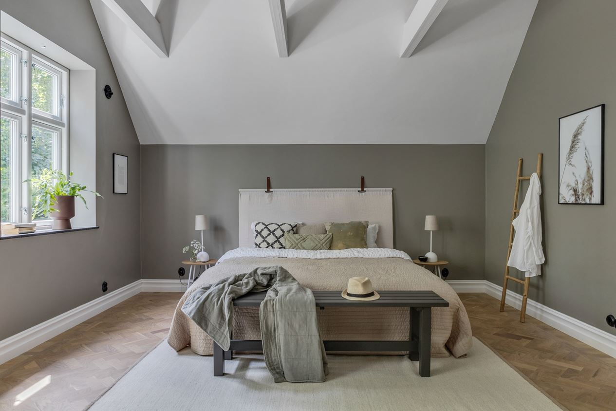 chambre grise et verte sous combles