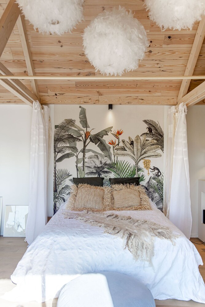 chambre avec papier-peint exotique