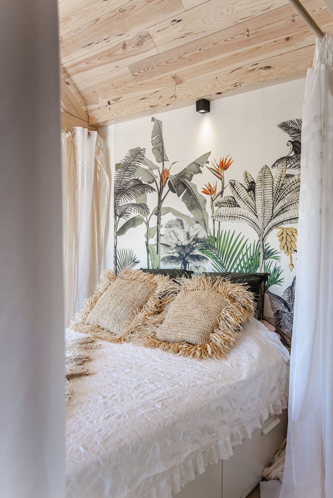 chambre avec papier-peint exotique