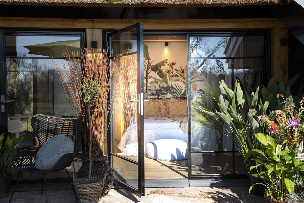 terrasse maison en bois avec des baies vitrées