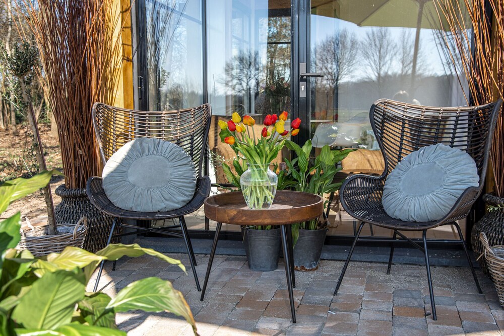 terrasse maison en bois avec des baies vitrées