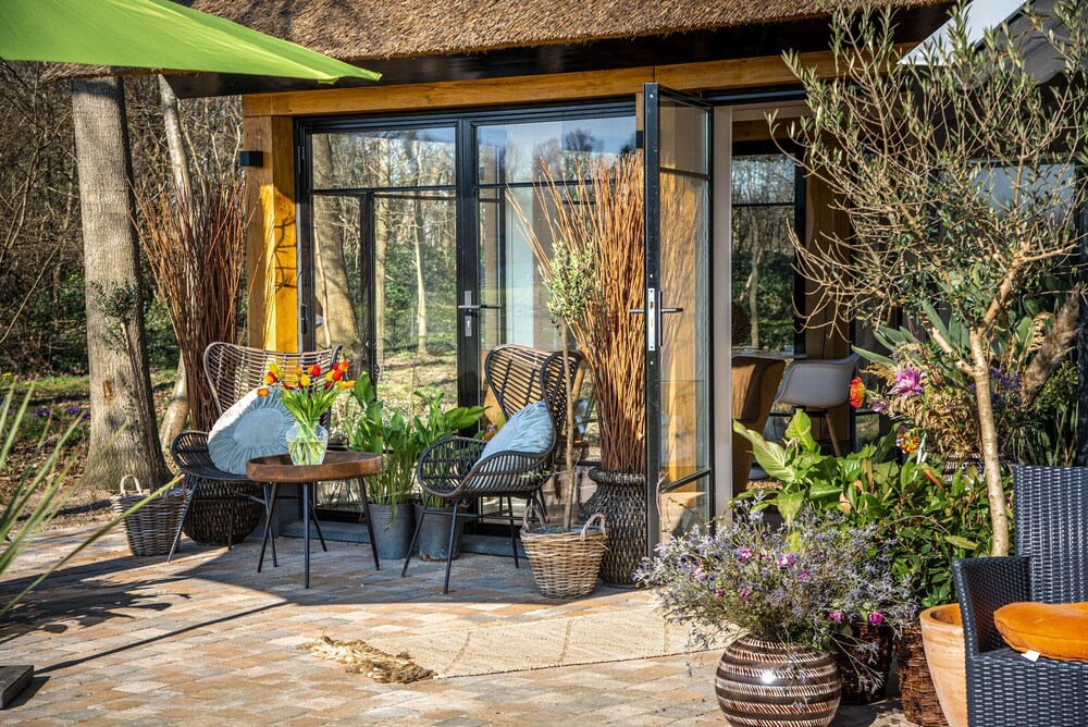 terrasse maison en bois avec des baies vitrées