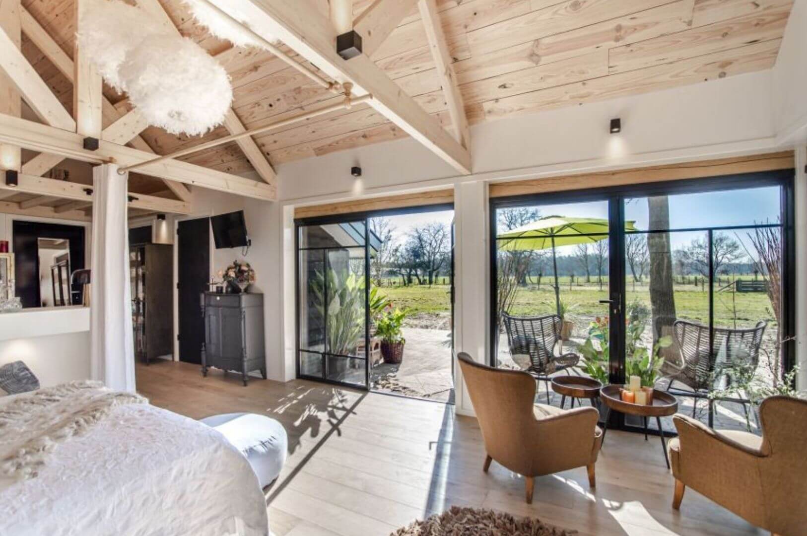 salon et chambre maison en bois avec des baies vitrées