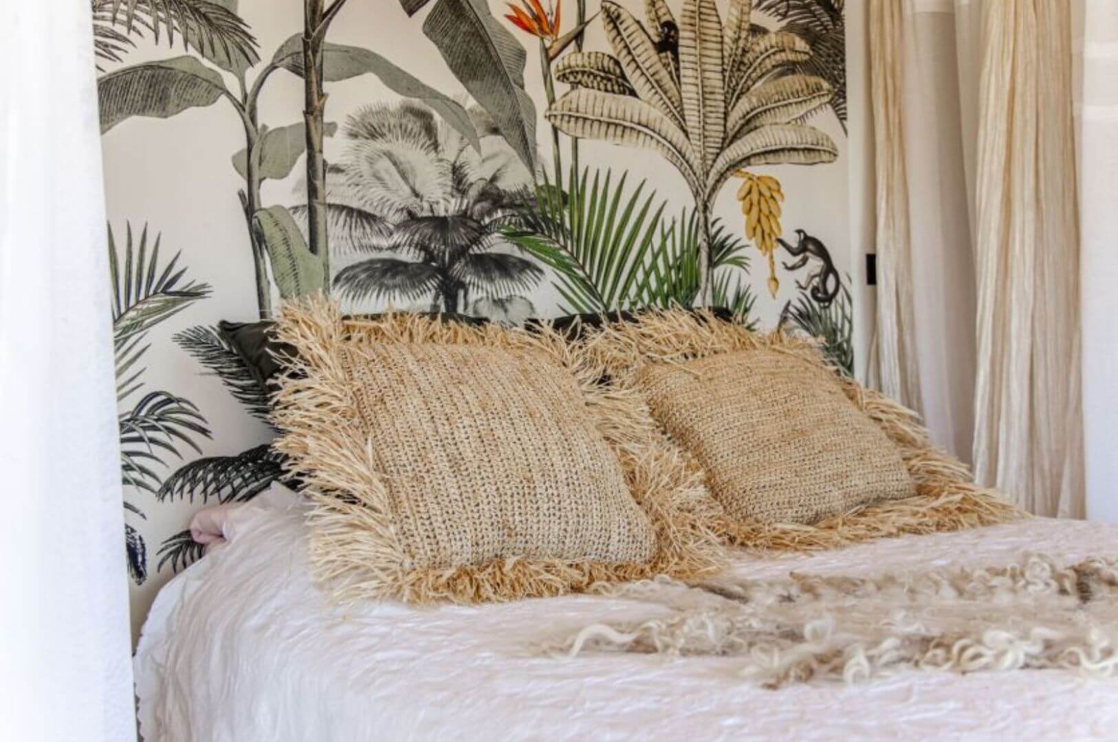 chambre avec papier-peint exotique