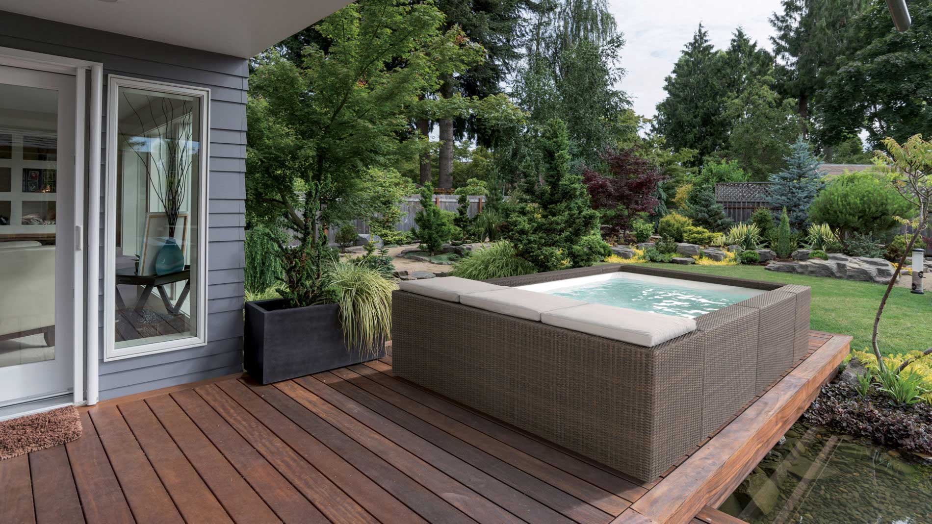 terrasse aménagée avec spa