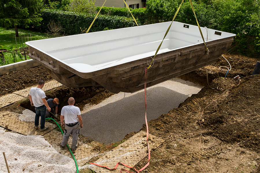 pose piscine coque préfabriquée