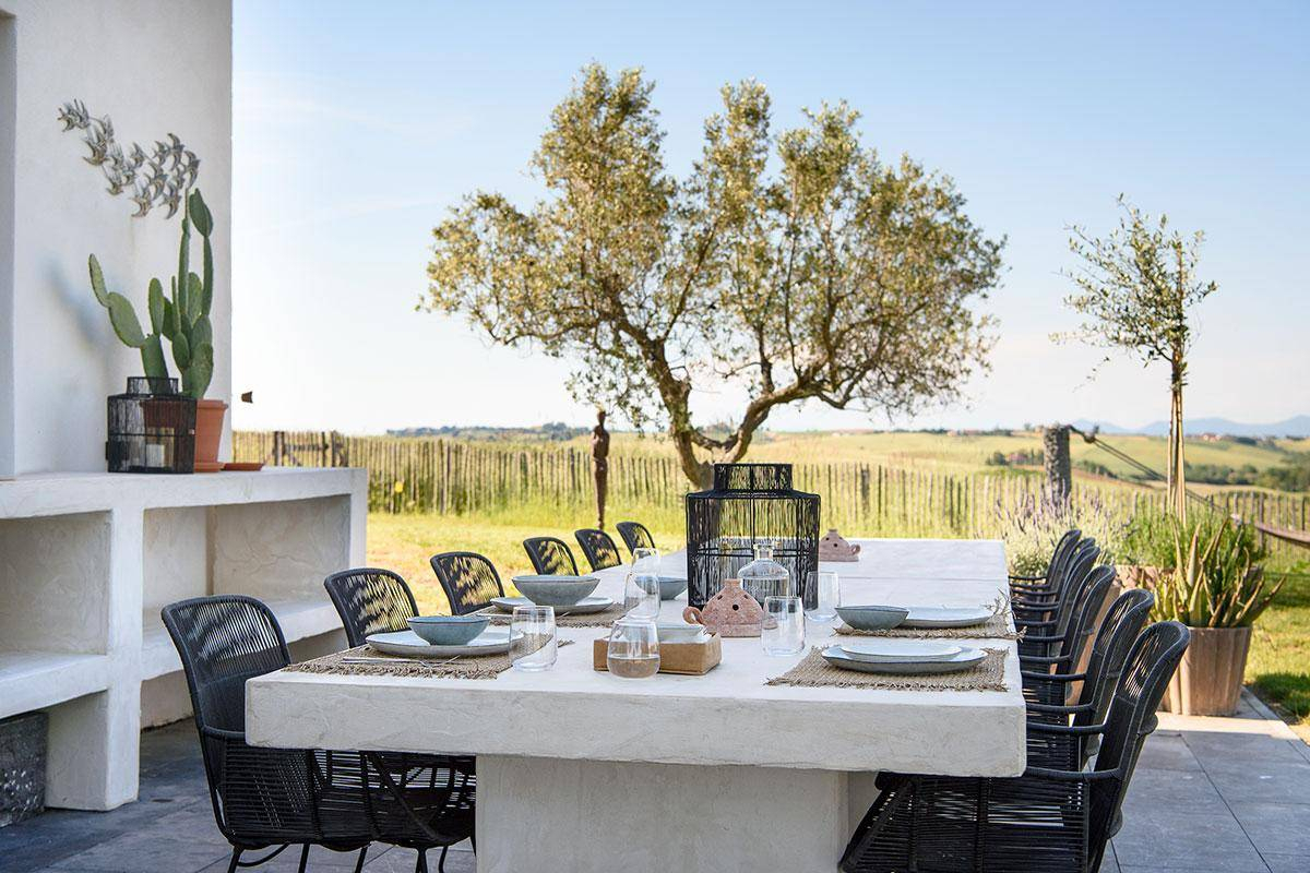 terrasse avec table en béton