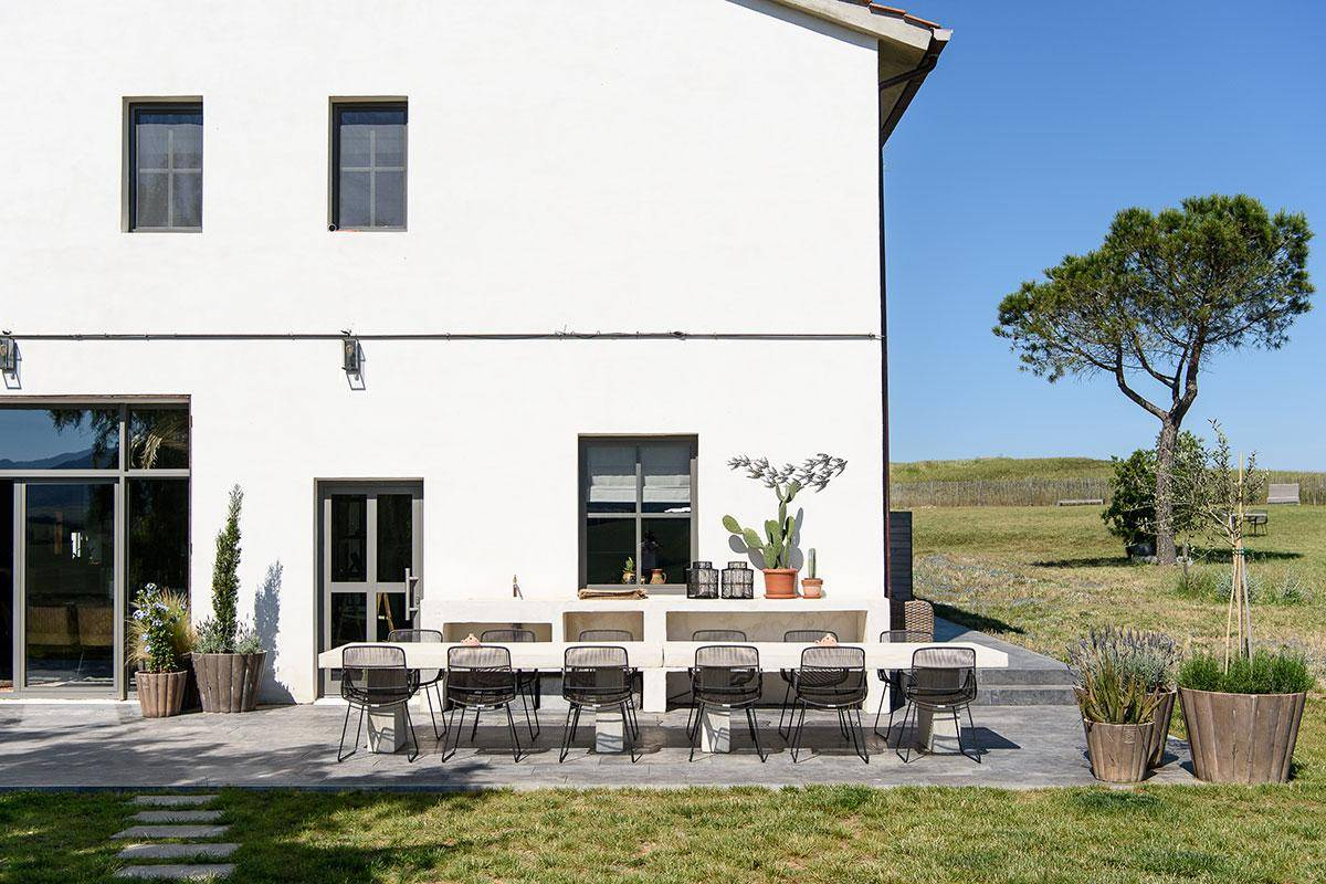 terrasse avec table en béton