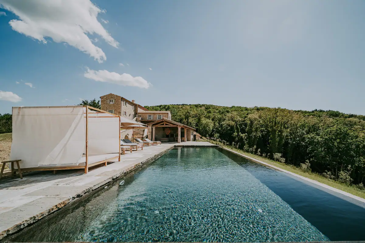 terrasse et piscine maison en pierres Croatie 