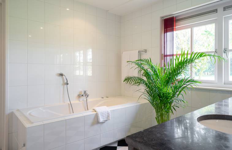 salle de bain sol à damier