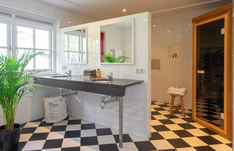 salle de bain sol à damier