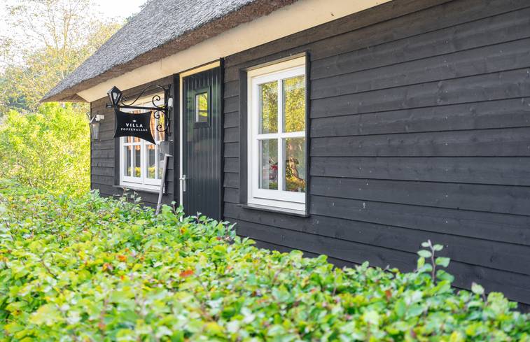 maison de campagne au toit de chaume