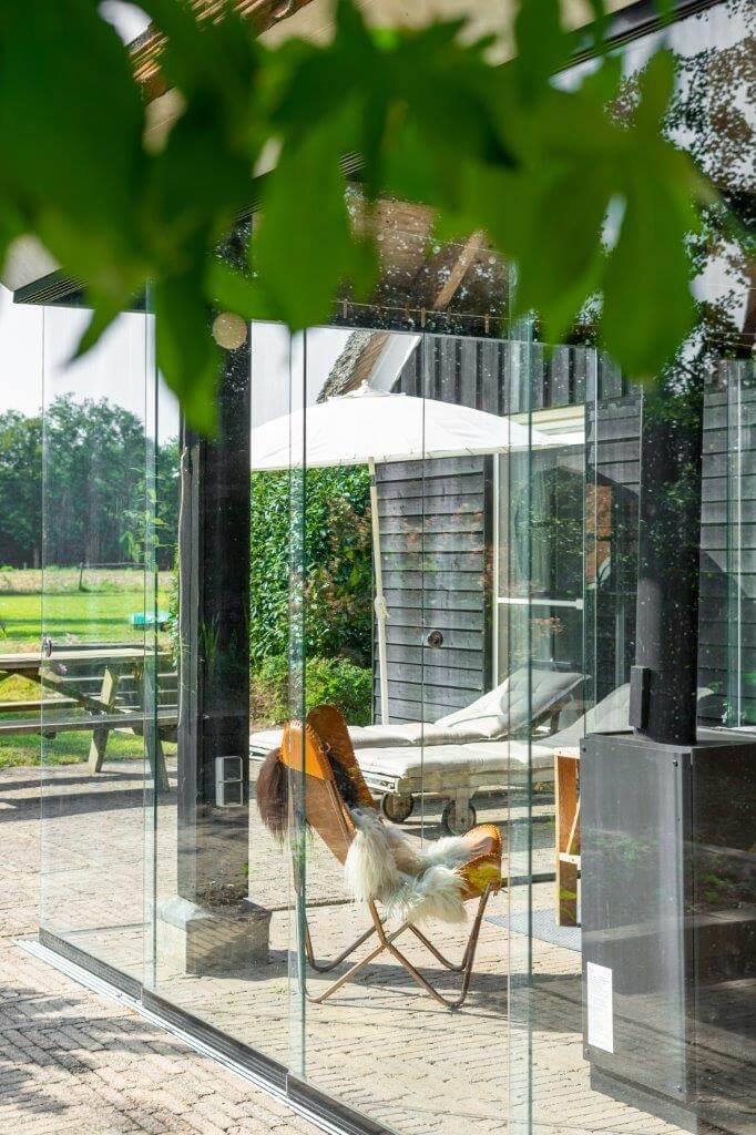terrasse vitrée maison au toit de chaume