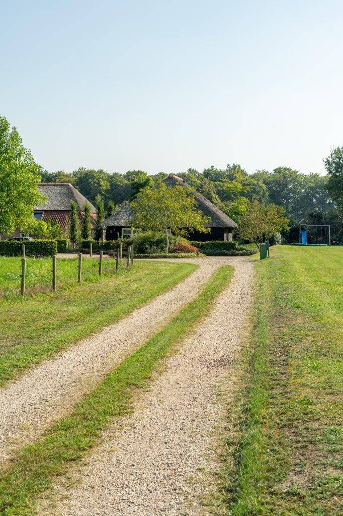 maison de campagne au toit de chaume