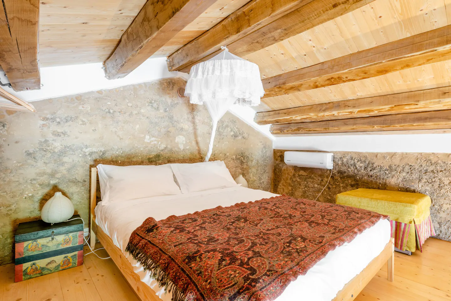 chambre avec poutres en mezzanine maison rénovée chambre avec poutres en mezzanine maison rénovée