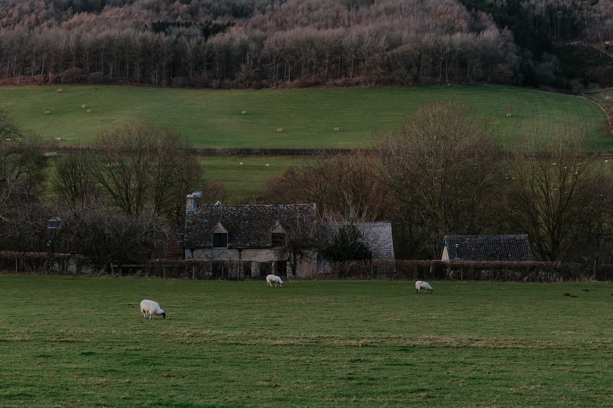 ferme ancienne rénovée en pierres dans la campagne anglaise ferme ancienne rénovée en pierres dans la campagne anglaise