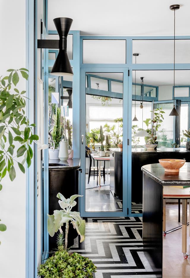 cuisine avec verrière bleue décoration design