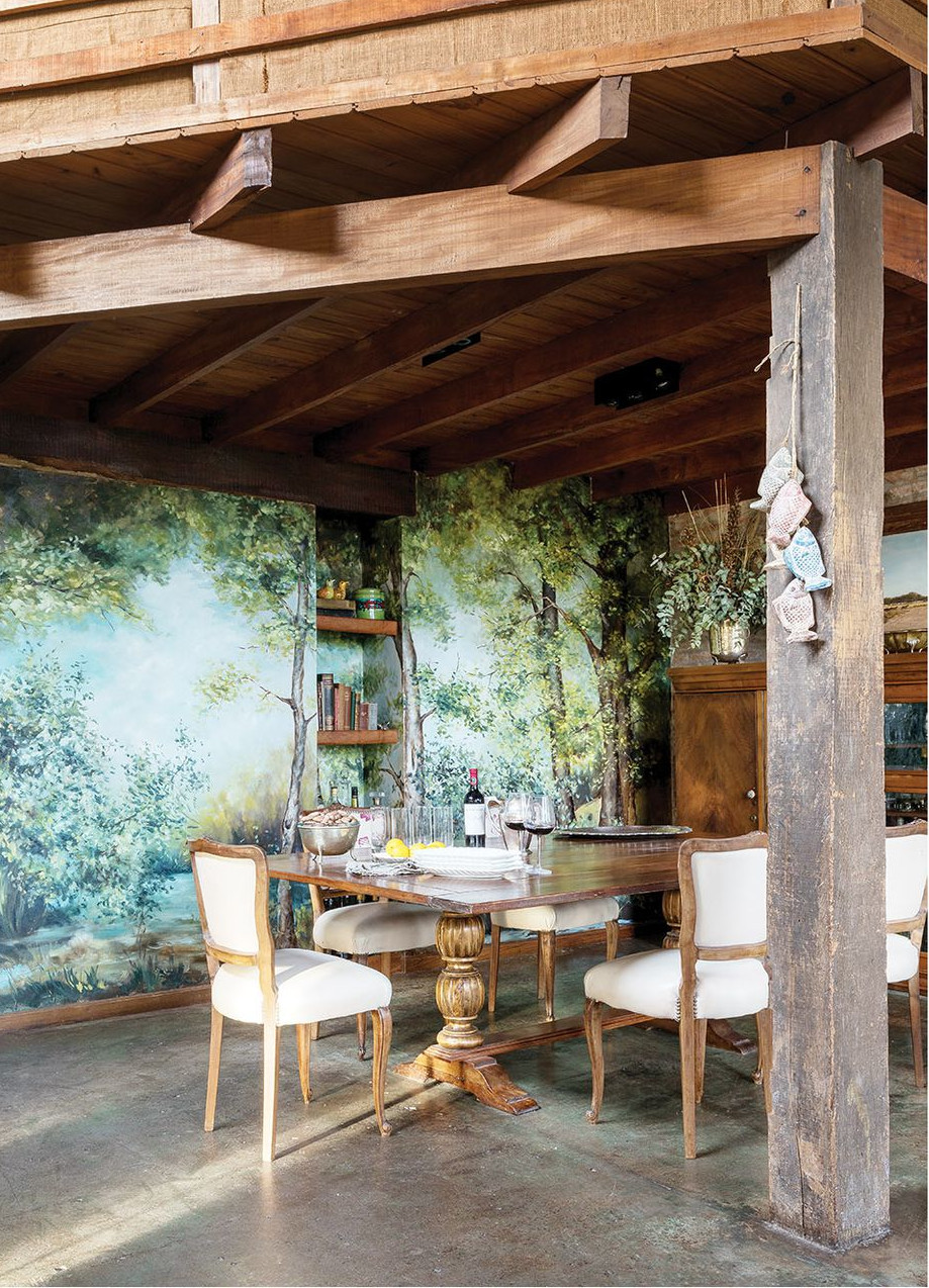 salle à manger avec poutres et fresque murale salle à manger avec poutres et fresque murale