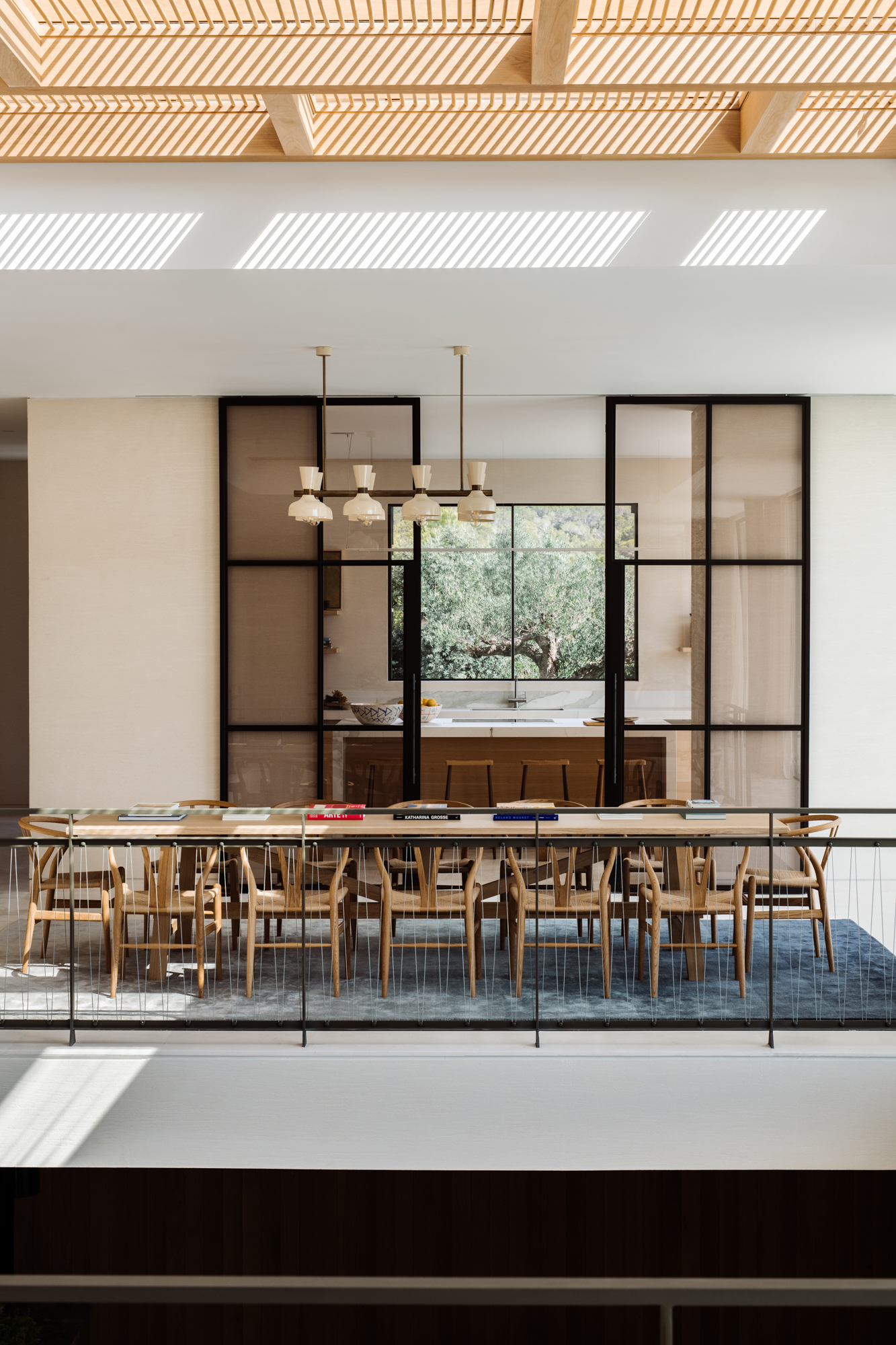 salle à manger maison avec piscine en pierres