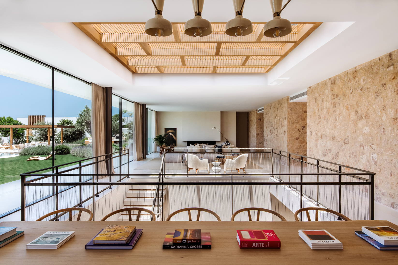 salon maison avec piscine en pierres