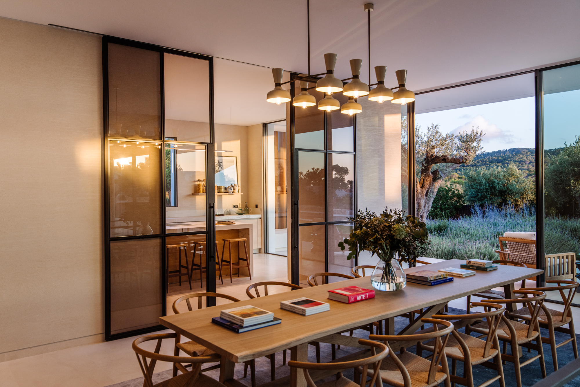 salle à manger maison avec piscine en pierres
