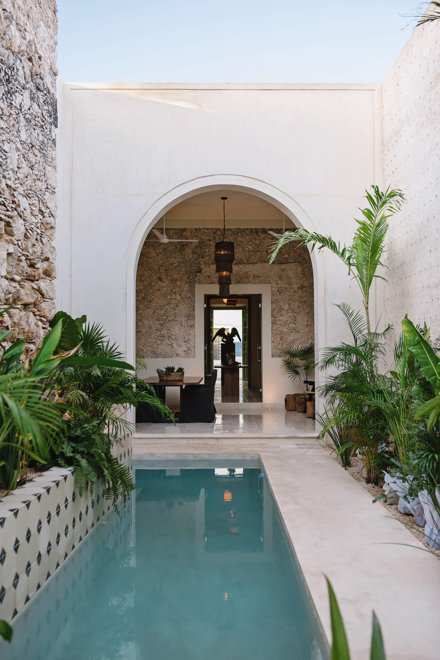 jardin avec petite piscine couloir de nage