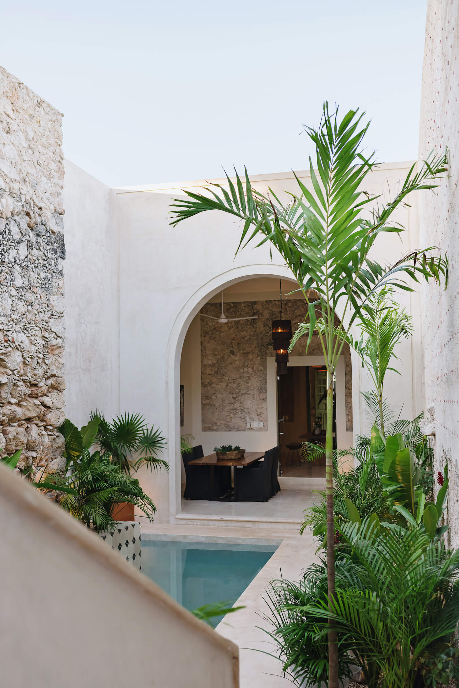 jardin clos de murs de pierres