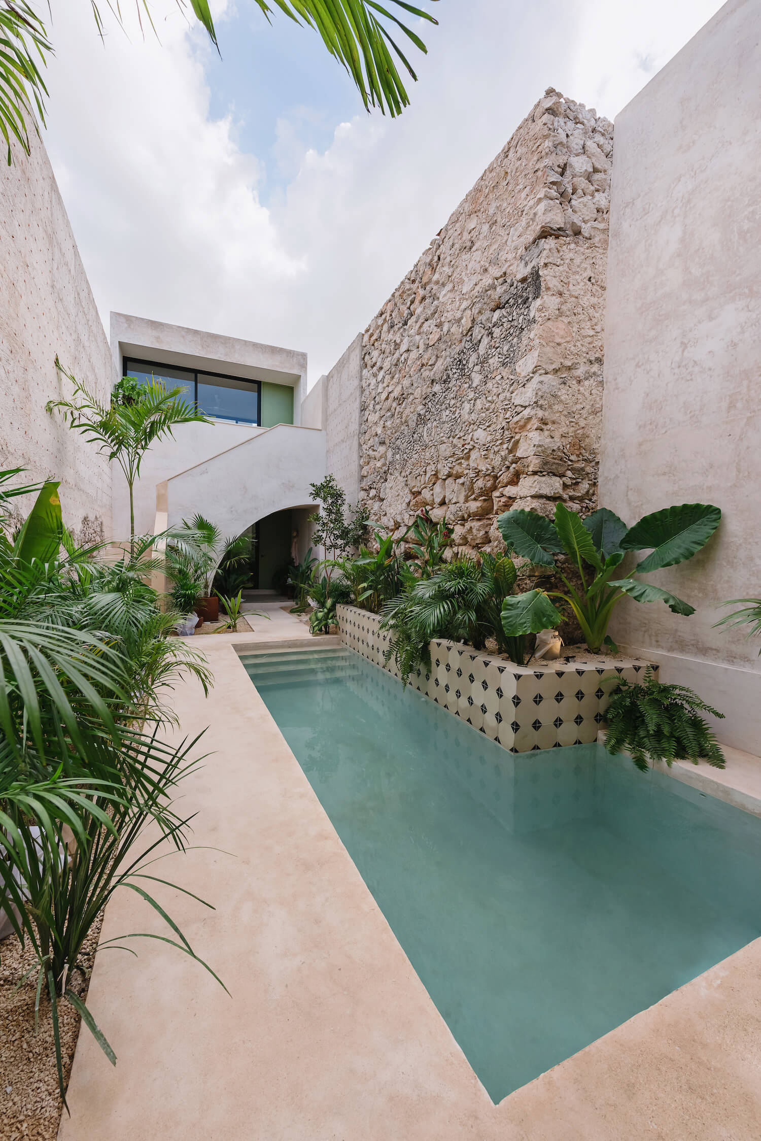 jardin avec petite piscine couloir de nage