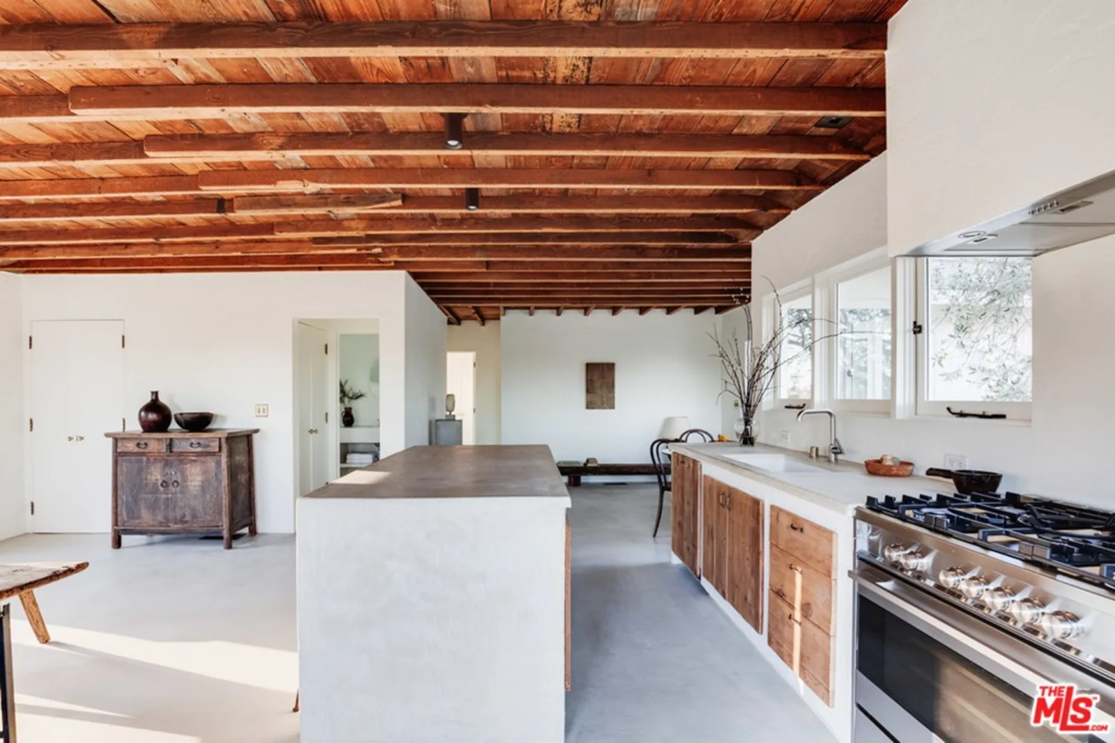 cuisine ouverte bois rustique et béton