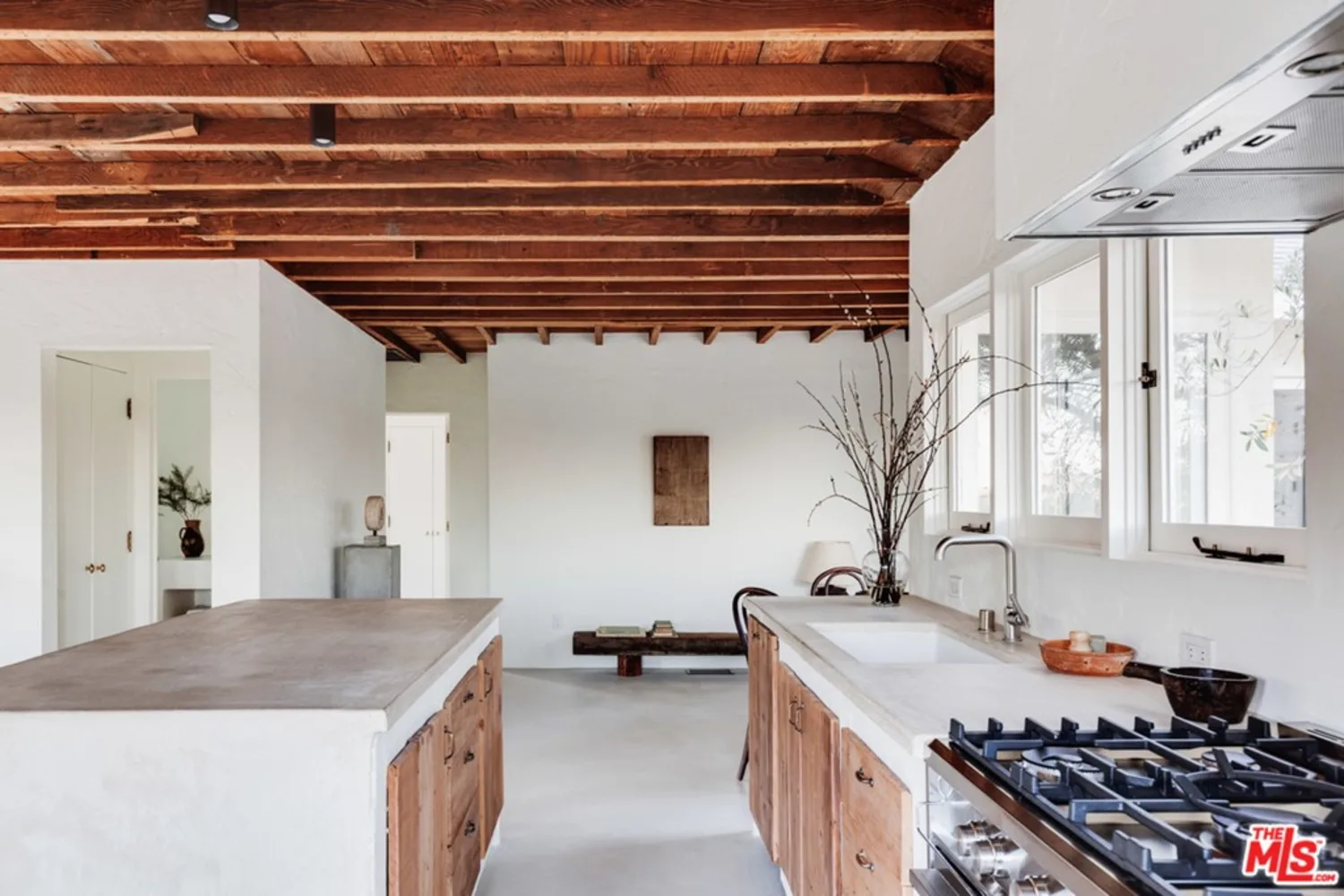 cuisine ouverte bois rustique et béton