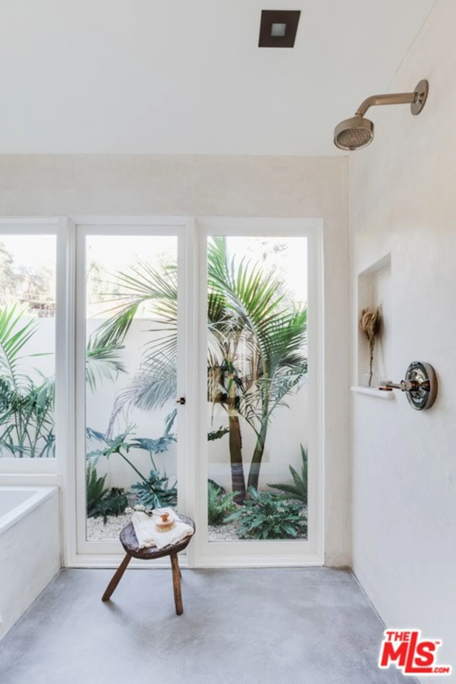 salle de bain avec patio