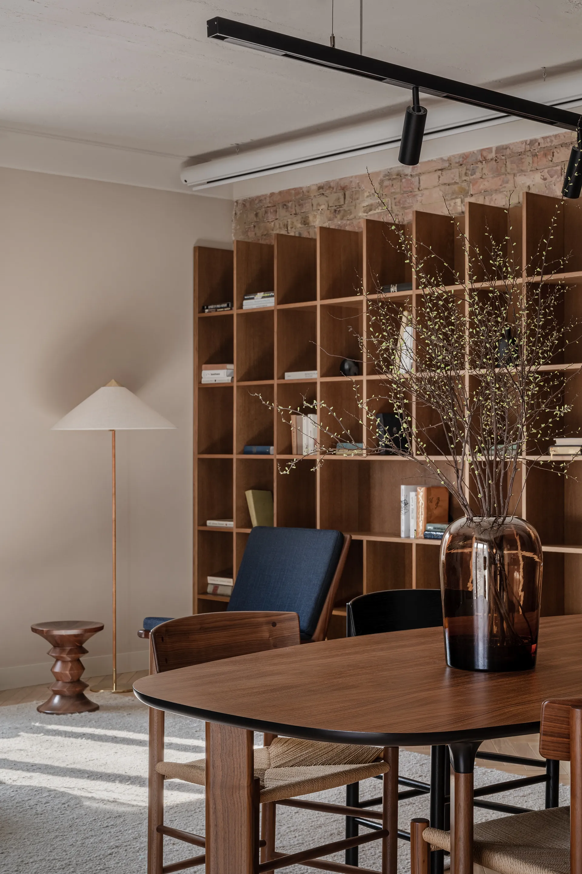 salon murs de briques et bibliothèque bois de cèdre