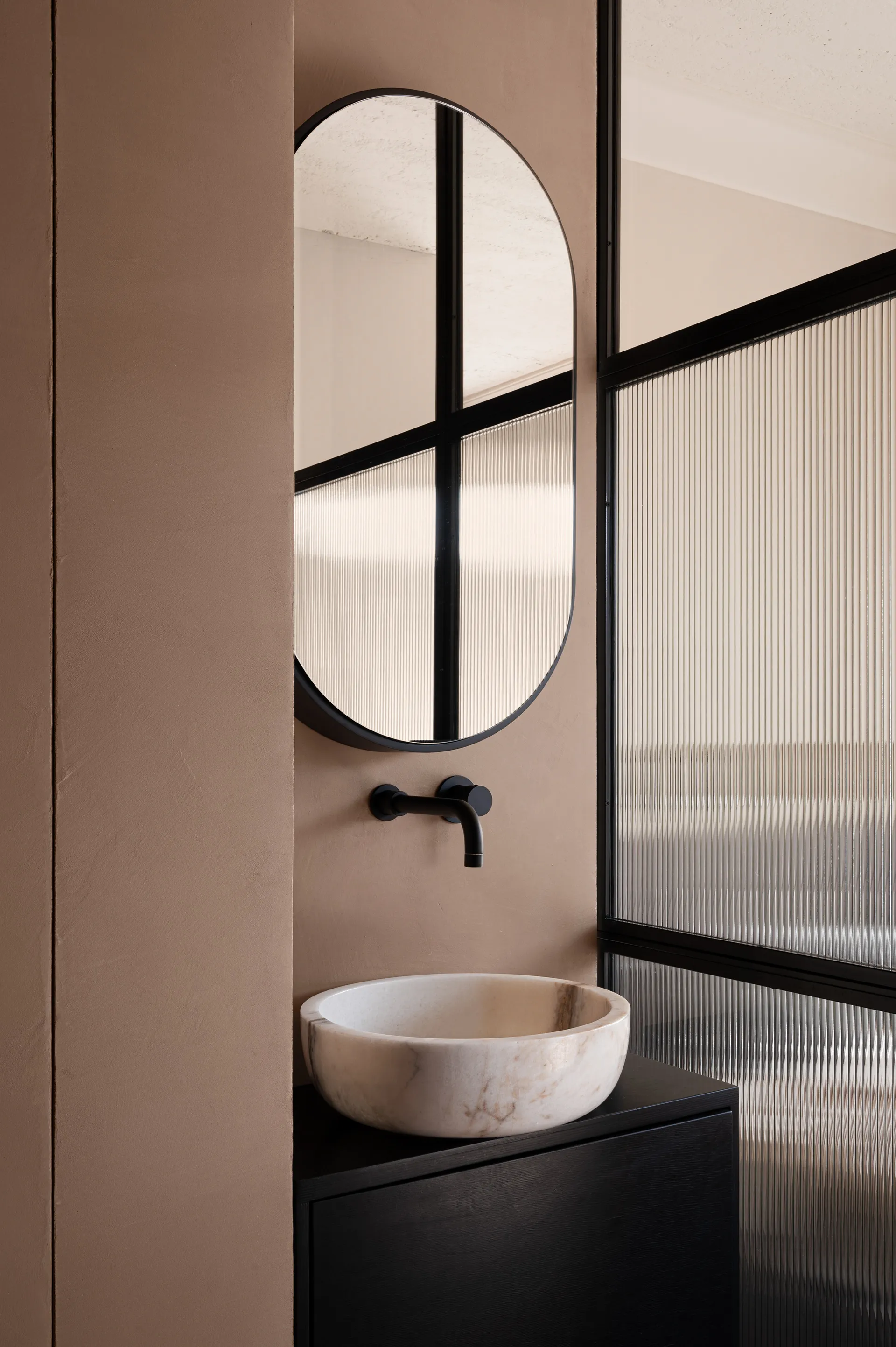 salle de bain design métal noir et verre strié