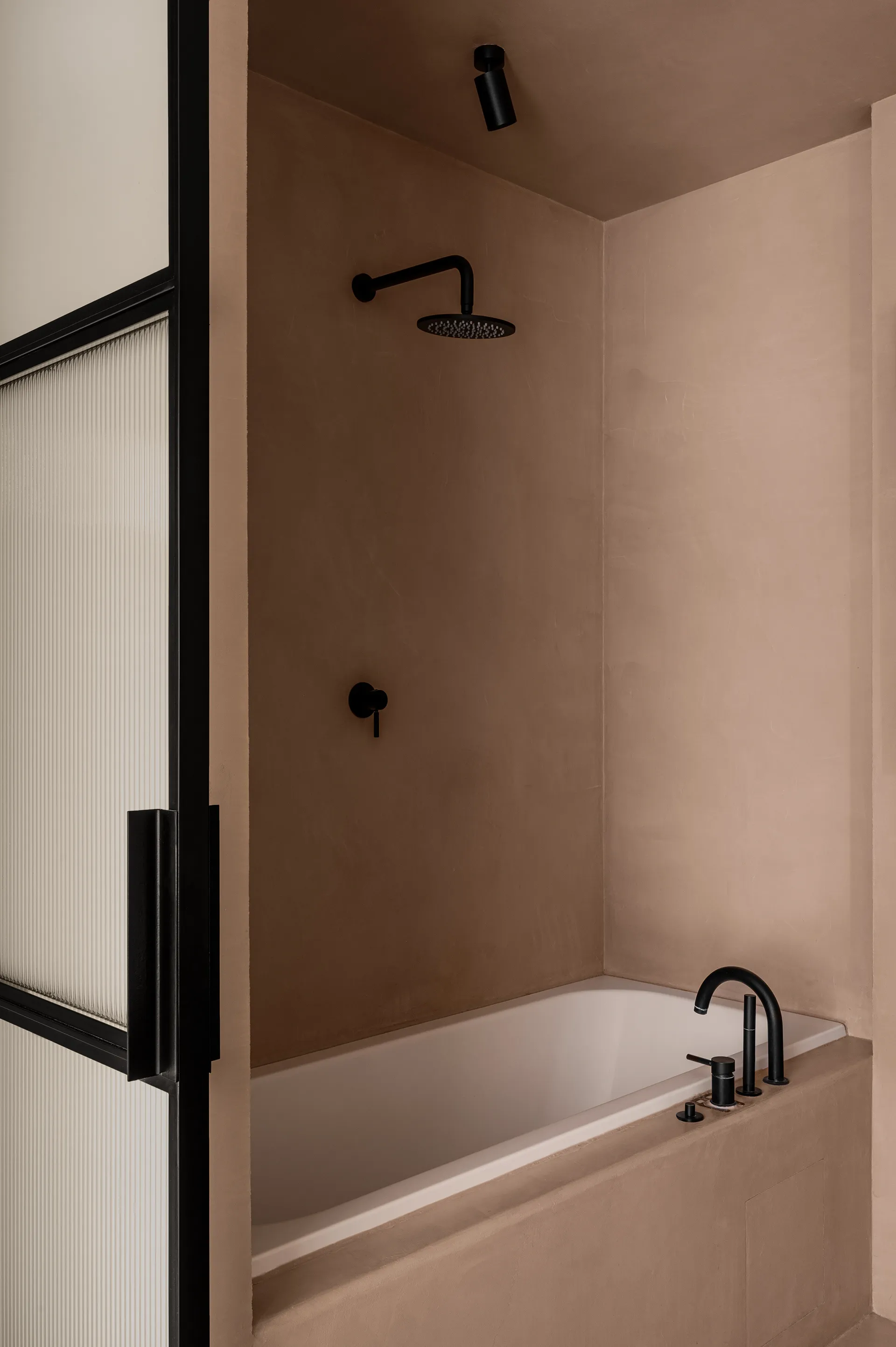 salle de bain design métal noir et verre strié