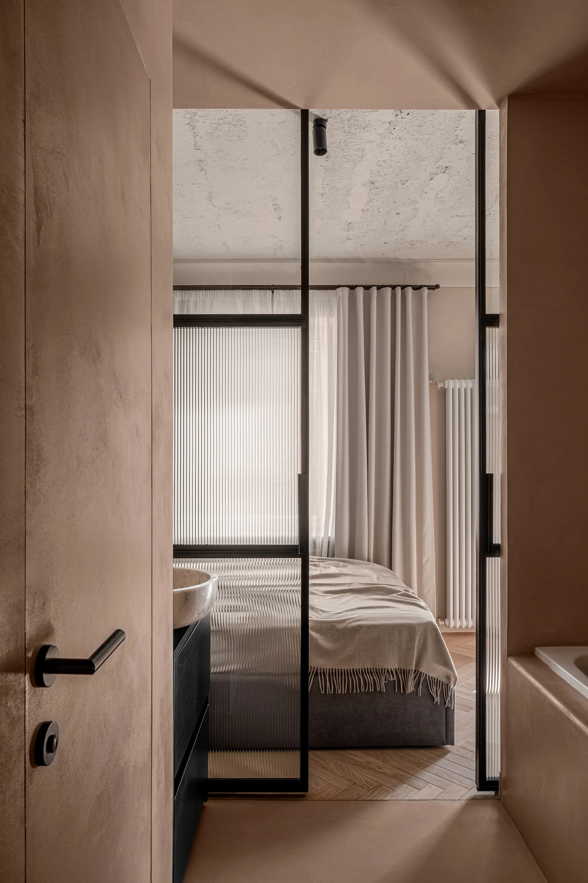 salle de bain design métal noir et verre strié