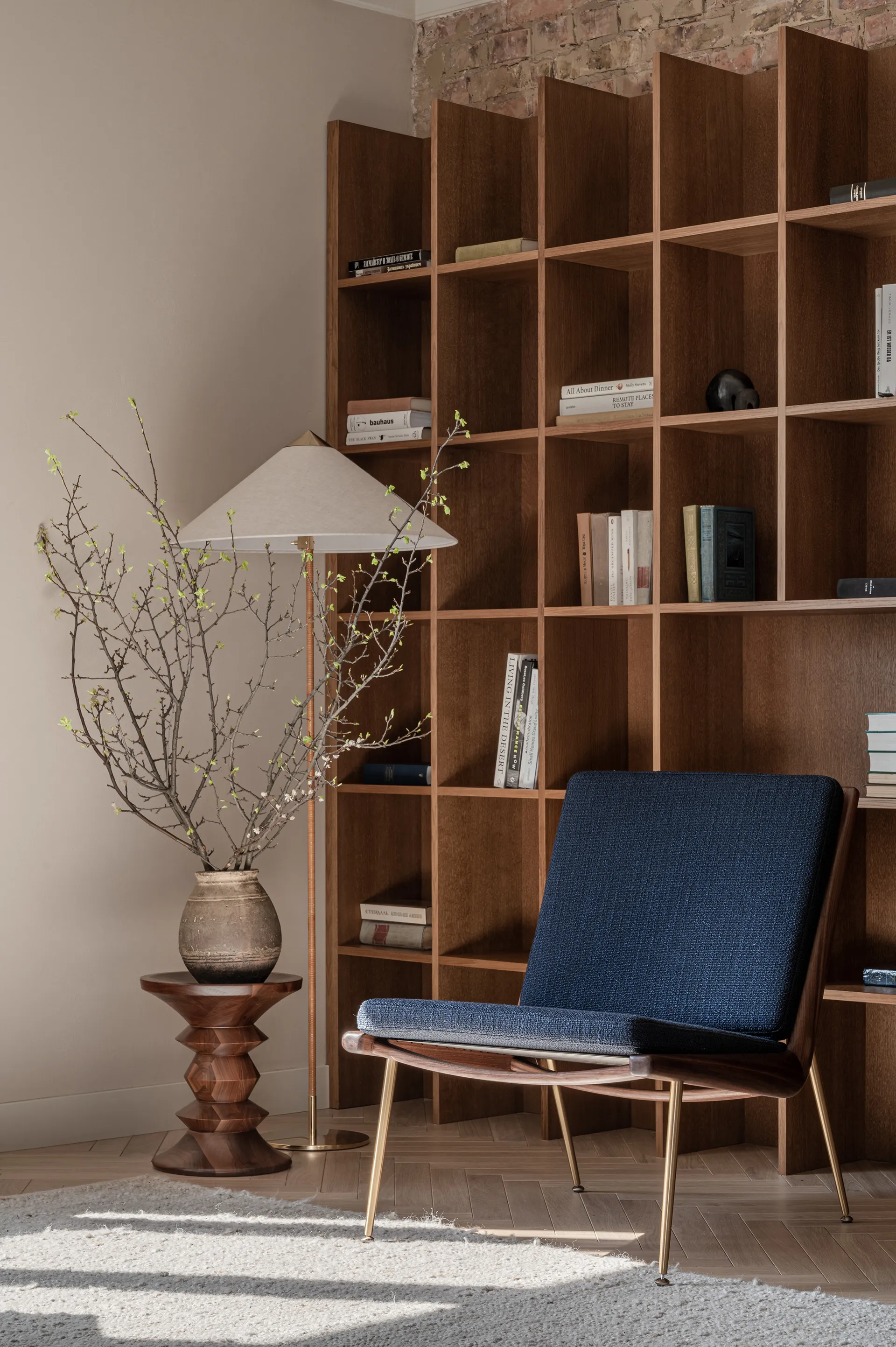 salon murs de briques et bibliothèque bois de cèdre