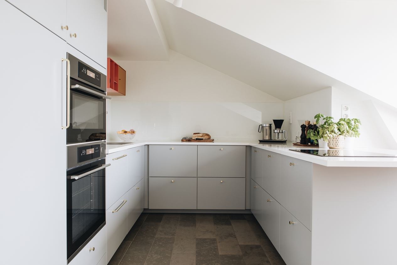 cuisine design blanche sous combles cuisine design blanche sous combles