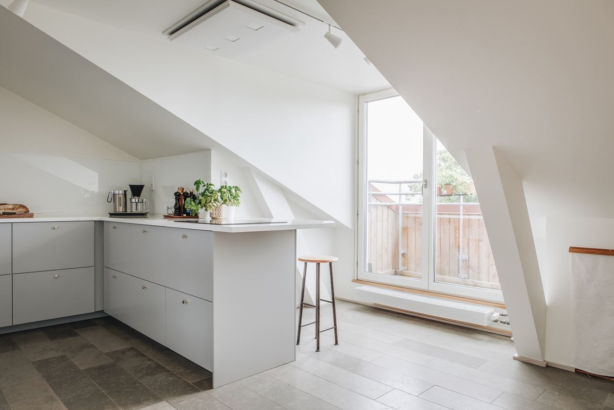 cuisine design blanche sous combles cuisine design blanche sous combles