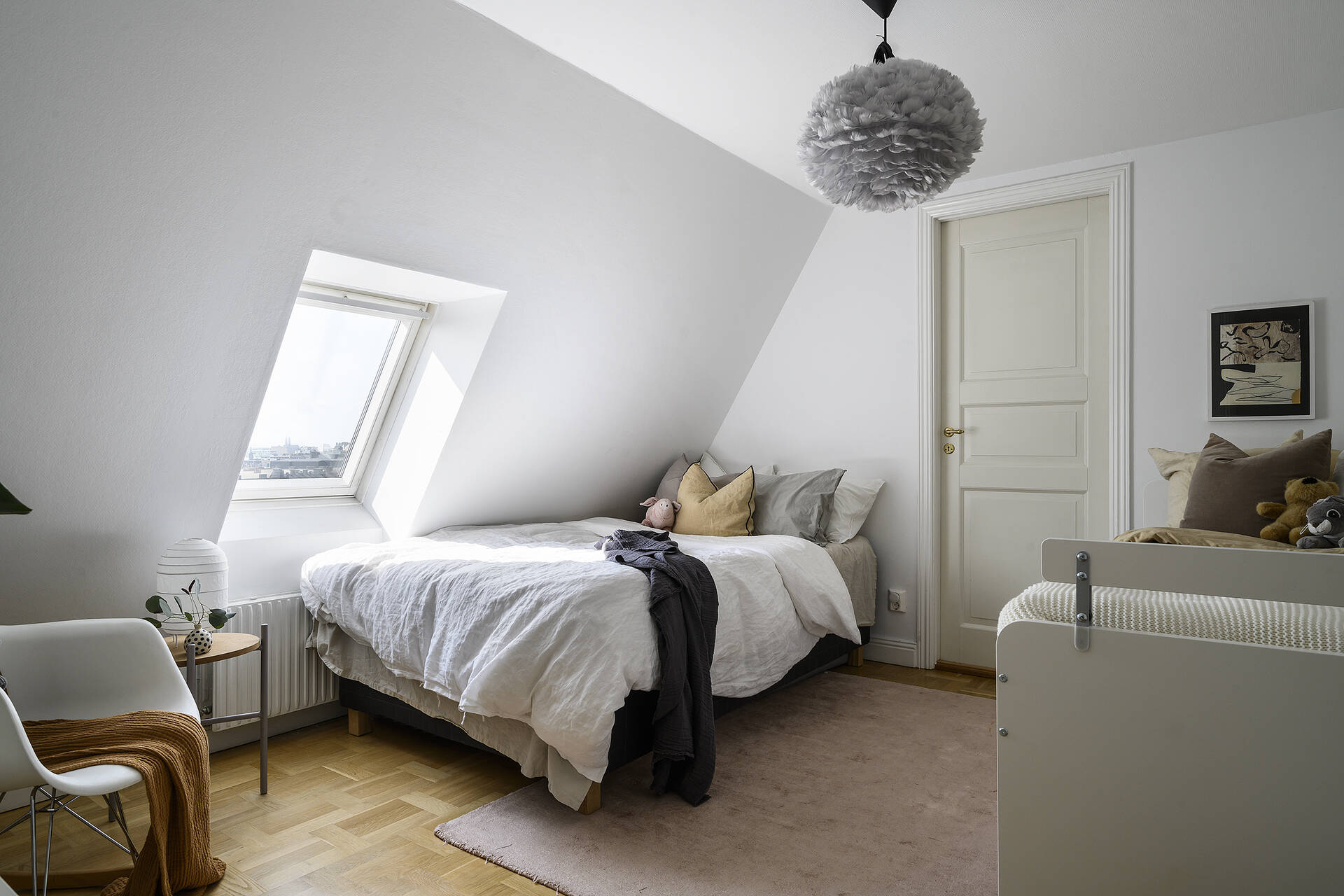 chambre sous combles avec fenêtre de toit