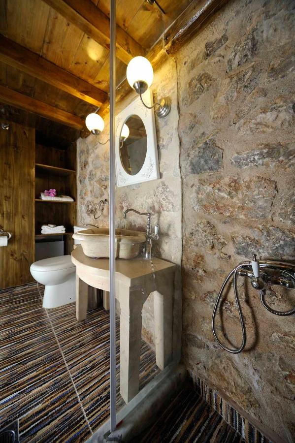 salle de bain maison ancienne en pierres avec terrasse et bassin salle de bain maison ancienne en pierres avec terrasse et bassin