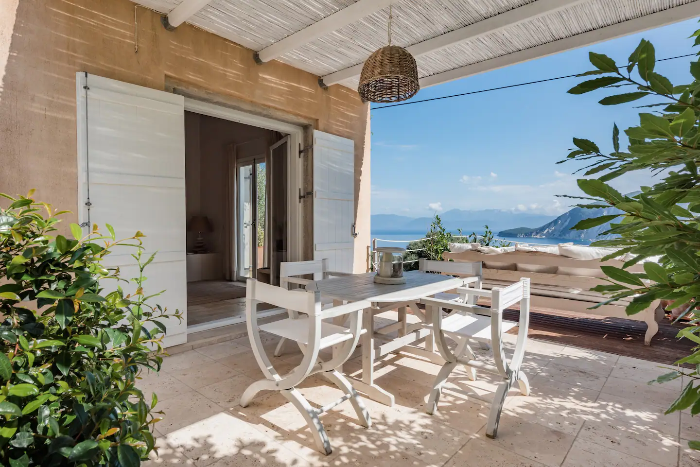 terrasse avec pergola canisses et vue mer terrasse avec pergola canisses et vue mer