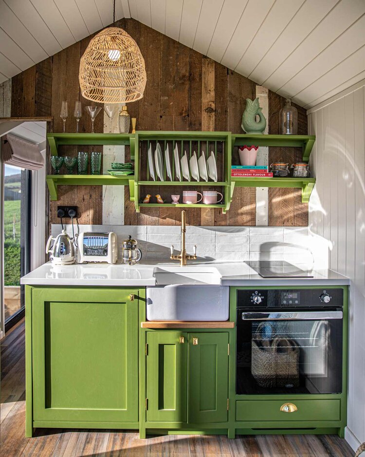 cuisine verte mini maison en bois dans la campagne