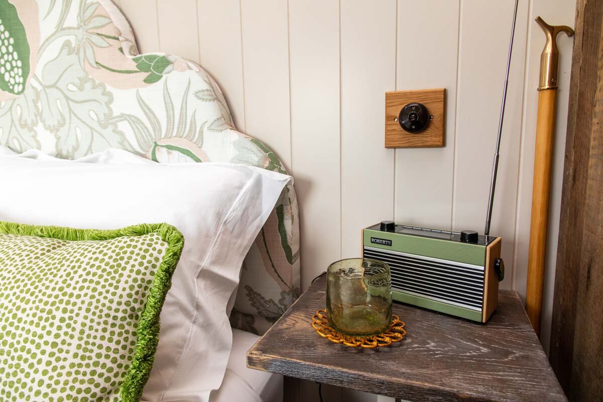 chambre avec tête de lit tissu fleuri