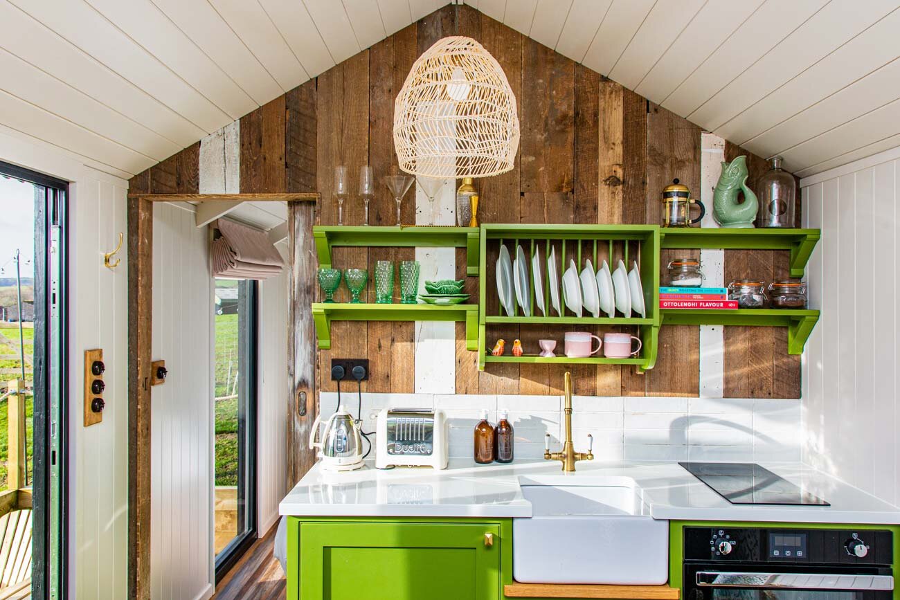 cuisine mini maison en bois dans la campagne