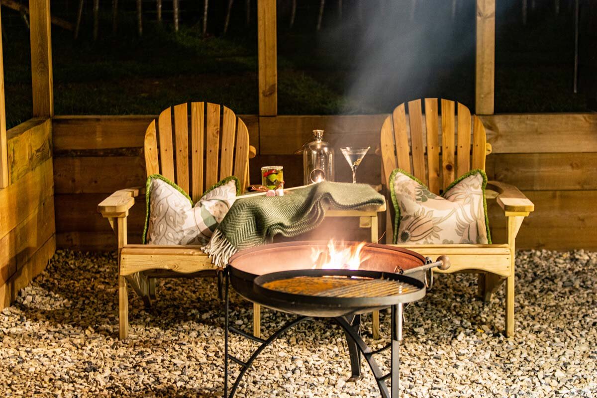terrasse gravier avec fauteuils adirondack