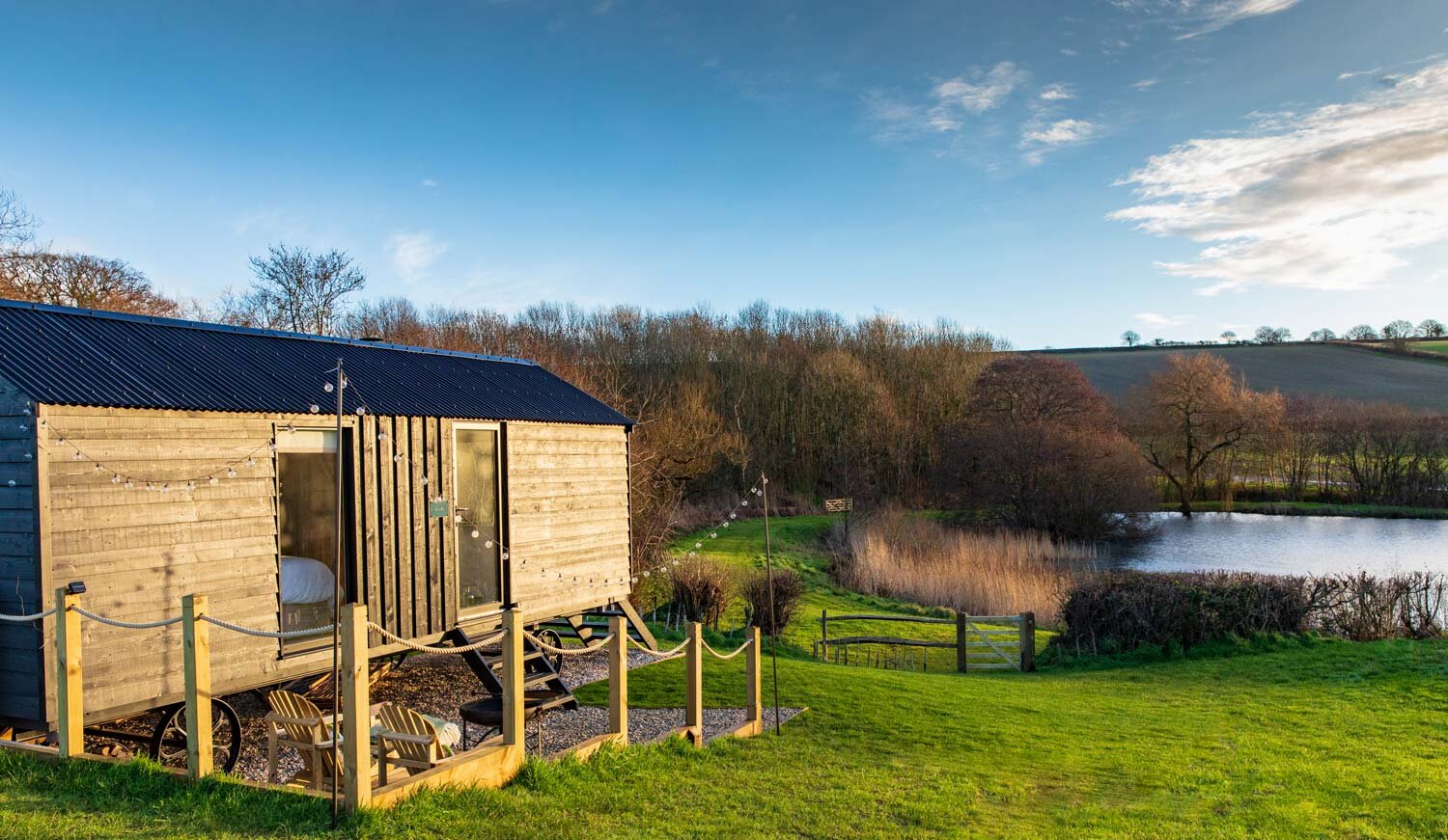 extérieur mini maison en bois dans la campagne anglaise
