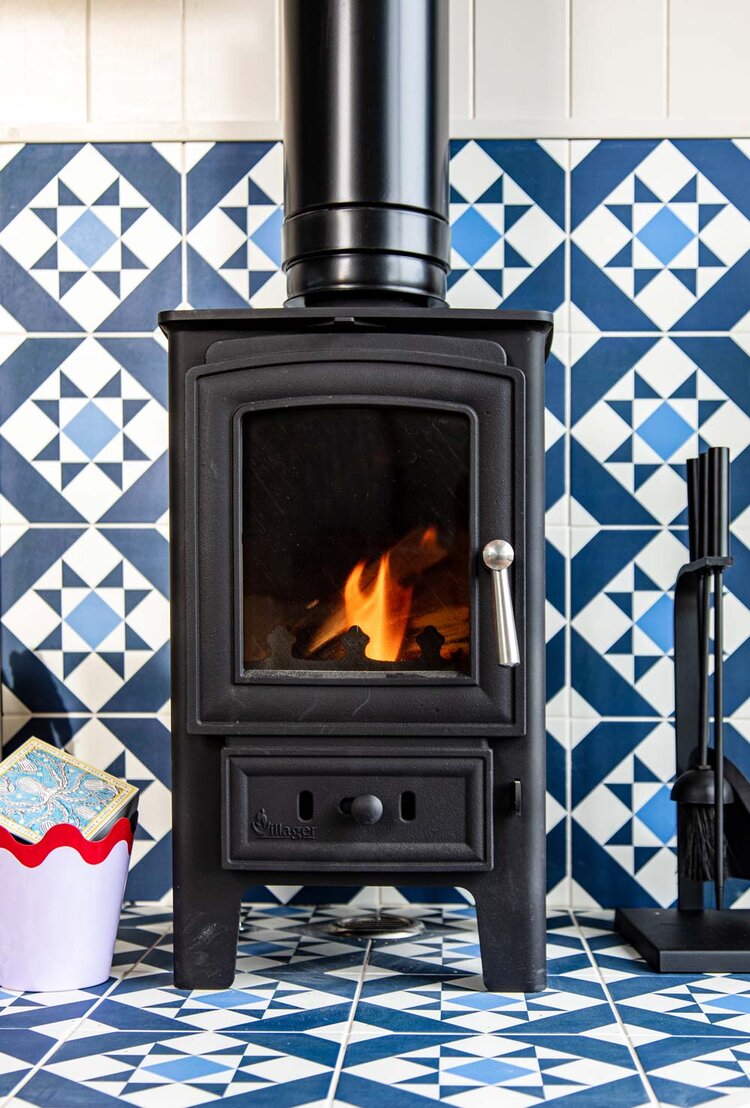 poêle à bois mini maison en bois dans la campagne