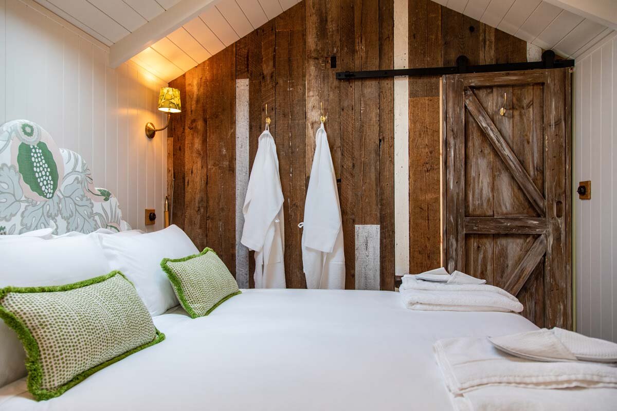 chambre avec tête de lit tissu